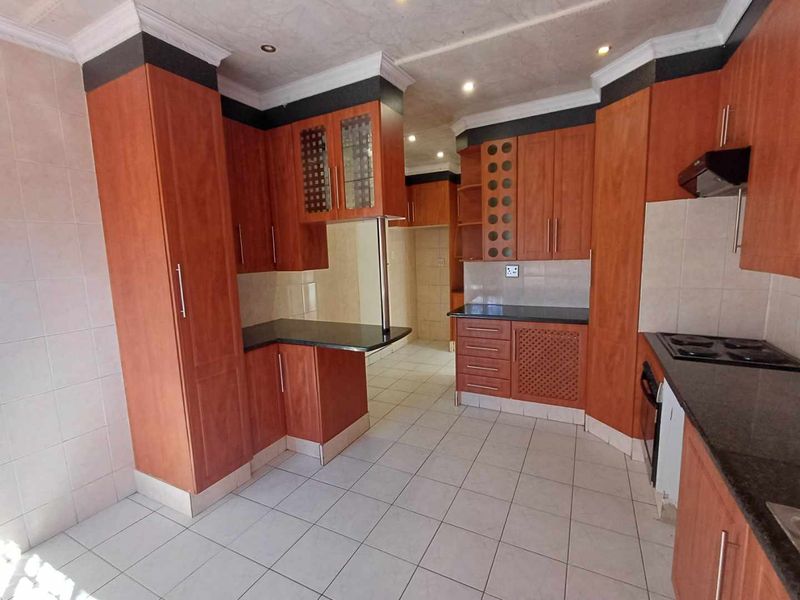 Kenilworth, 3 Bedroom house plus 3 additional outside rooms - Photo 2