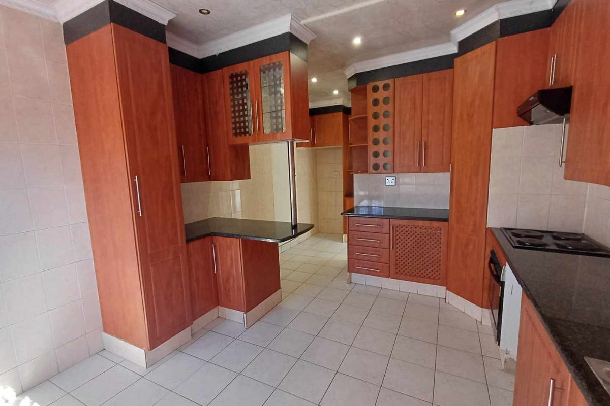 Kenilworth, 3 Bedroom house plus 3 additional outside rooms - Photo 2