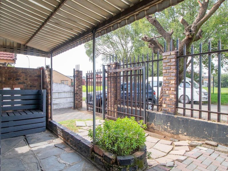 Unlock Potential: Your Dream Home Awaits! - Photo 4