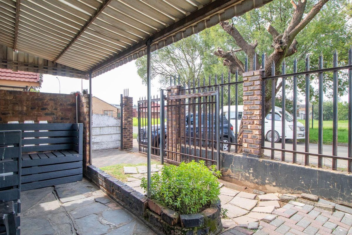 Unlock Potential: Your Dream Home Awaits! - Photo 4