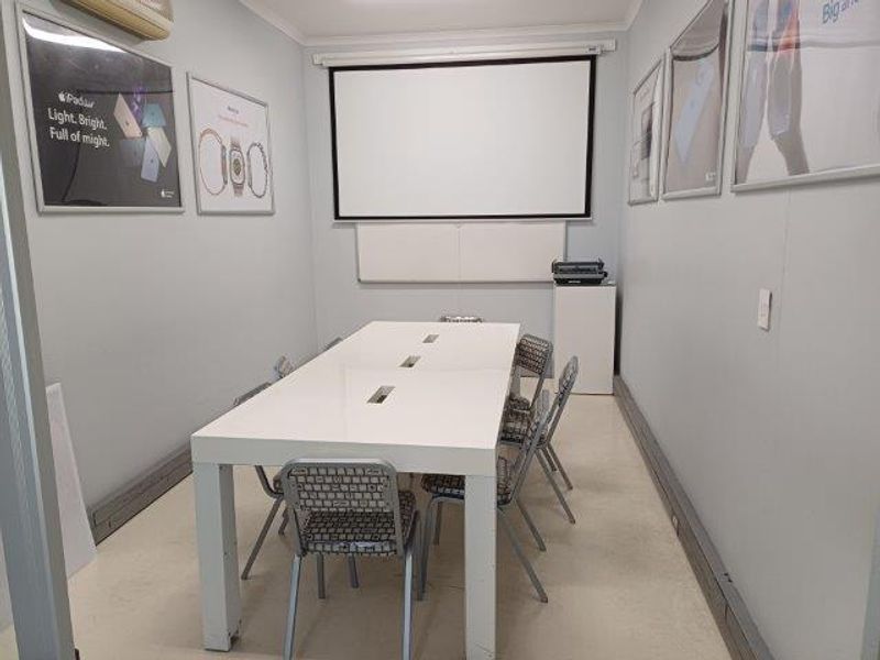 LARGE OPEN OFFICE AND RETAIL SPACE - TO LET - Photo 9