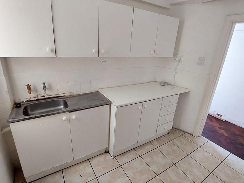 Unfurnished 3-Bedroom Apartment To Rent in Long Street! - Photo 7