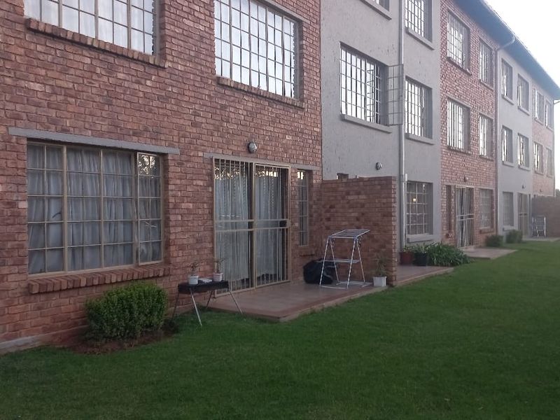 2 bedroom ground floor unit, walking distance from Eastrand Mall and from Witdeep Primary school! - Photo 10