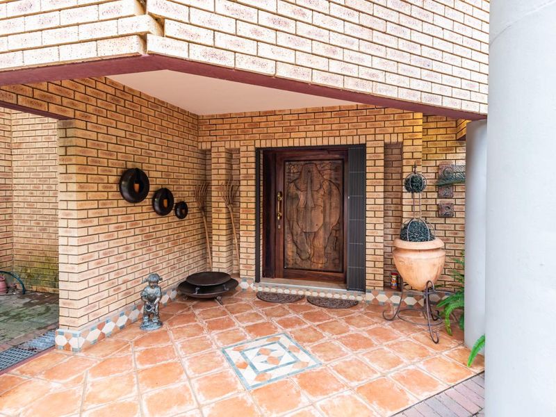 Elegant Family Estate with Exceptional Space and Lifestyle Appeal - Photo 3