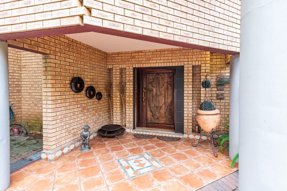 Elegant Family Estate with Exceptional Space and Lifestyle Appeal - Photo 3