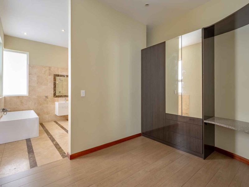 Rare 6-Bedroom Ambassadorial Residence with breathtaking views - Photo 10