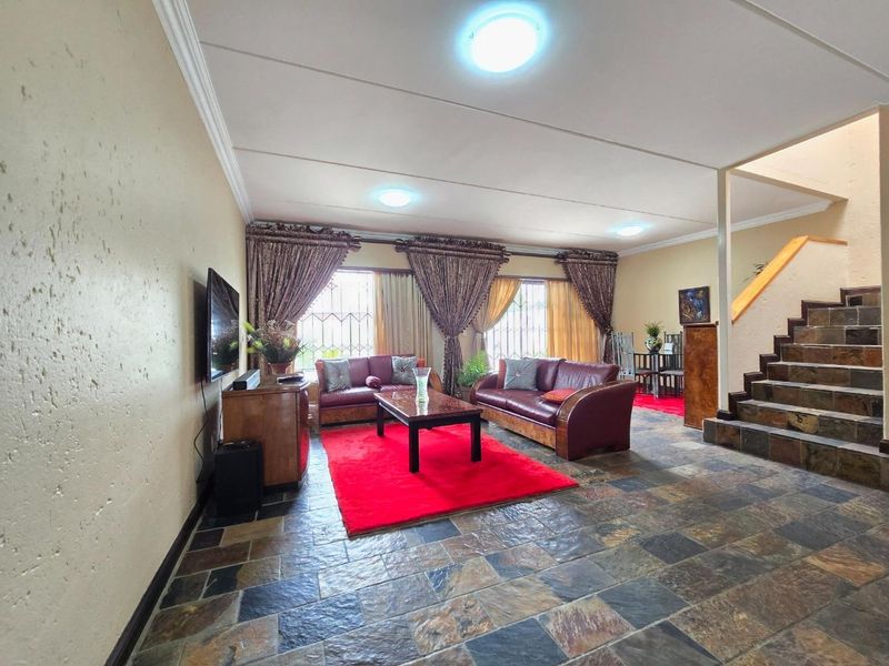 Stunning Home in Glenvista – Secure Living in a Modern Complex - Photo 7