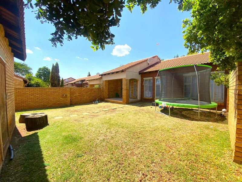 Townhouse for sale in a secured estate. - Photo 2