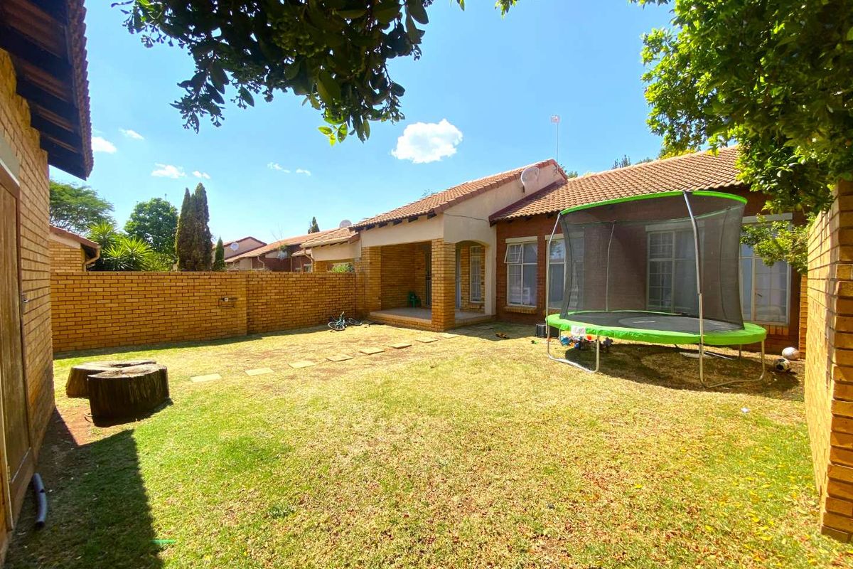 Townhouse for sale in a secured estate. - Photo 2