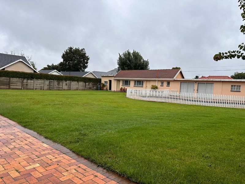 Spacious Family Home on a 1 685m2 Stand – Walking Distance from Florida Hoërskool - Photo 3