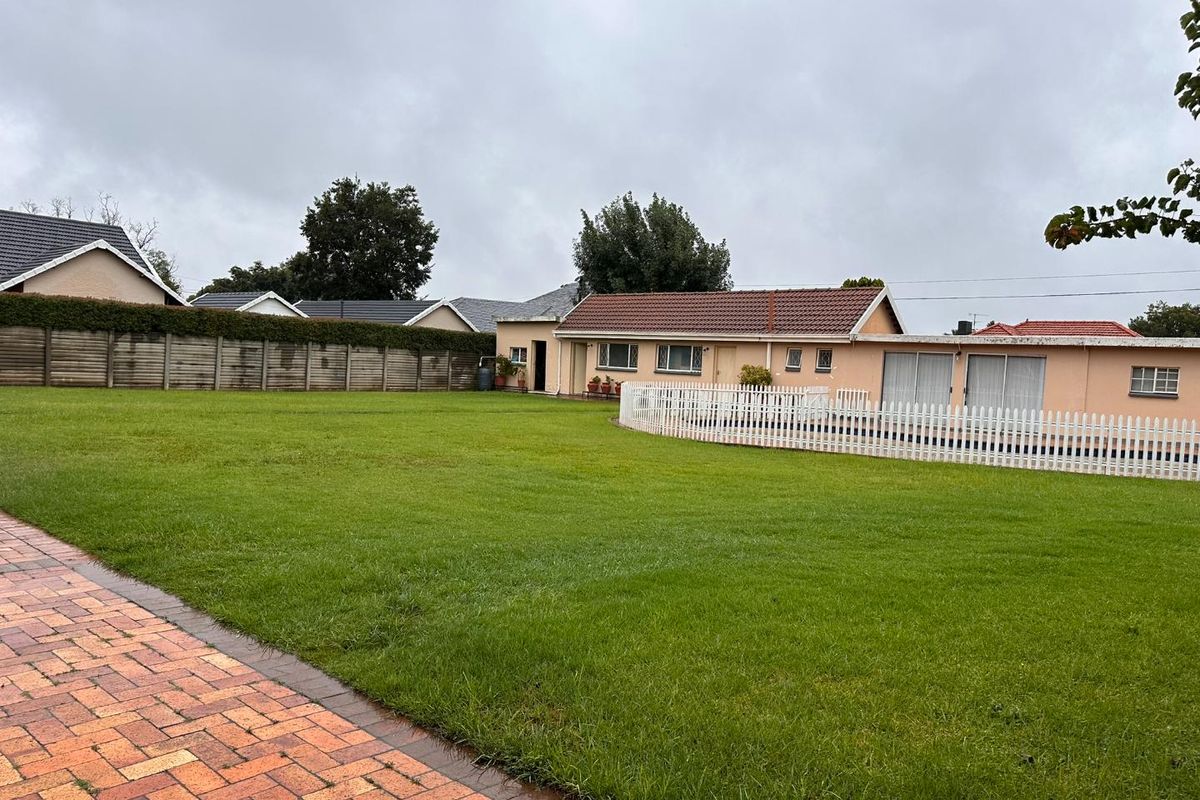 Spacious Family Home on a 1 685m2 Stand – Walking Distance from Florida Hoërskool - Photo 3