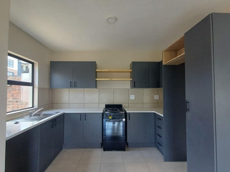 Kings Gate Estate Freestanding 3 Bed Duplex - Photo 5