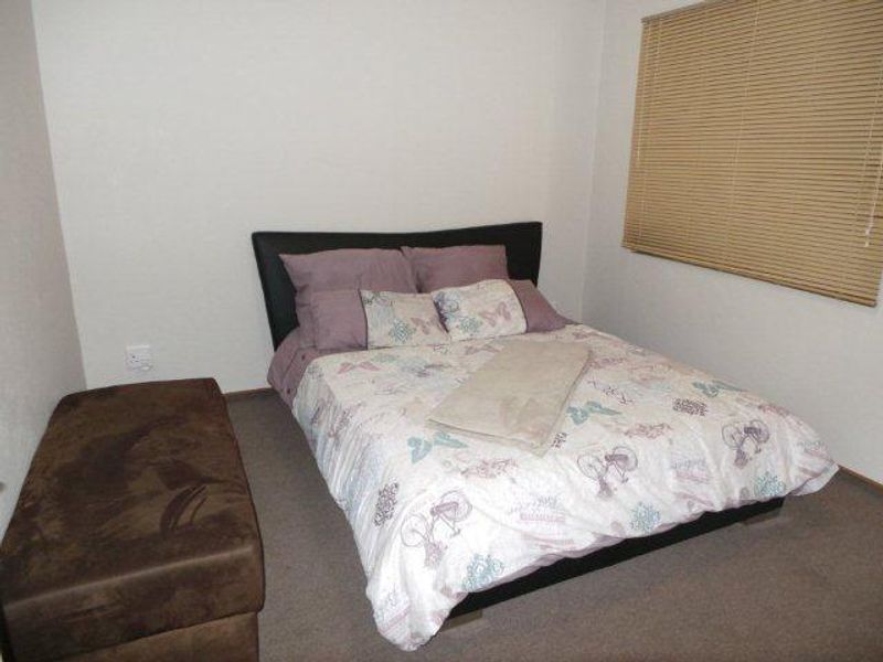 Apartment in Town Centre close to all amenities. - Photo 4