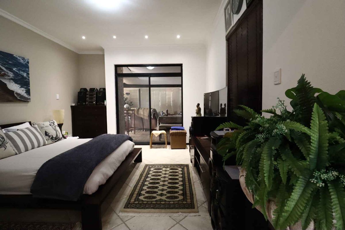 Spacious 4-Bedroom Sea-View Townhouse for Sale in Vogelstrand, Swakopmund - Photo 2