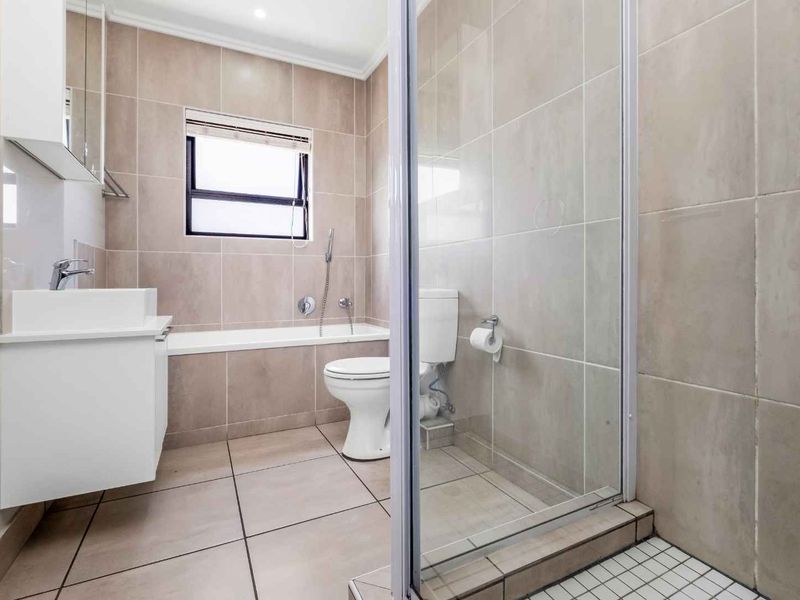 MIDDLE FLOOR APARTMENT SITUATED IN A HIGHLY DESIRABLE LOCATION - Photo 9