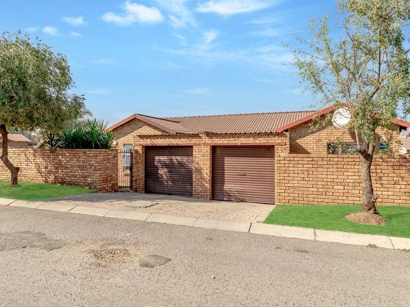 Neat 2 bedroom 1 bathroom unit for sale in Honey Park Roodepoort - Photo 2