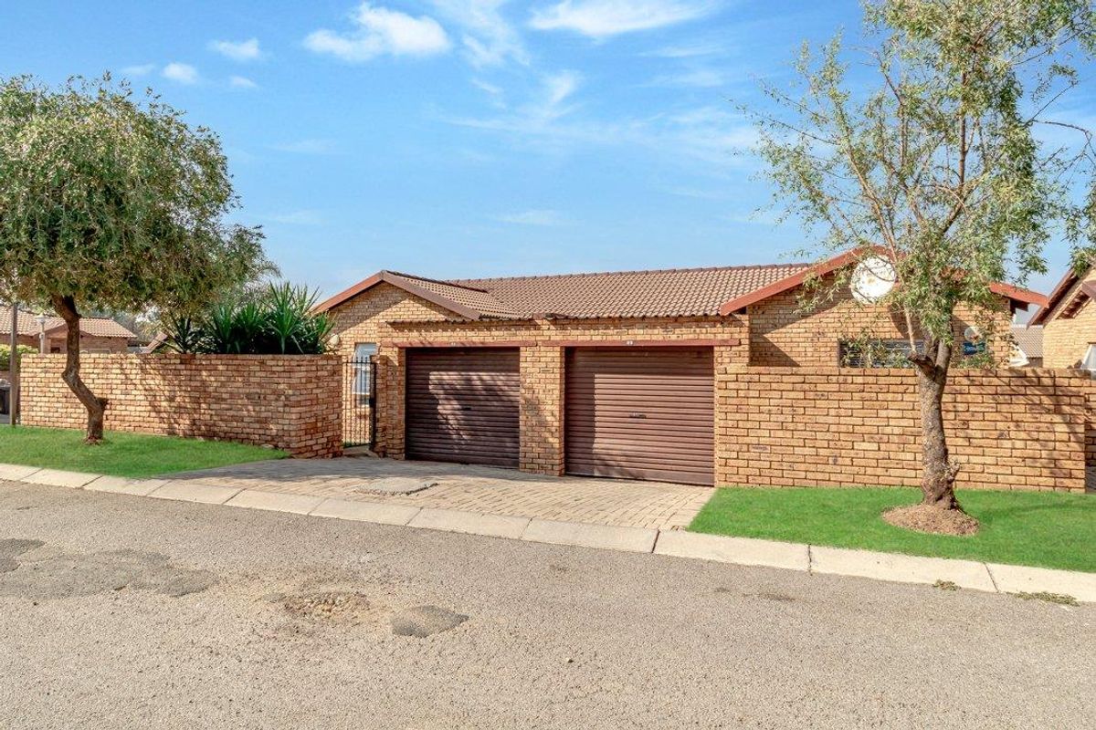 Neat 2 bedroom 1 bathroom unit for sale in Honey Park Roodepoort - Photo 2