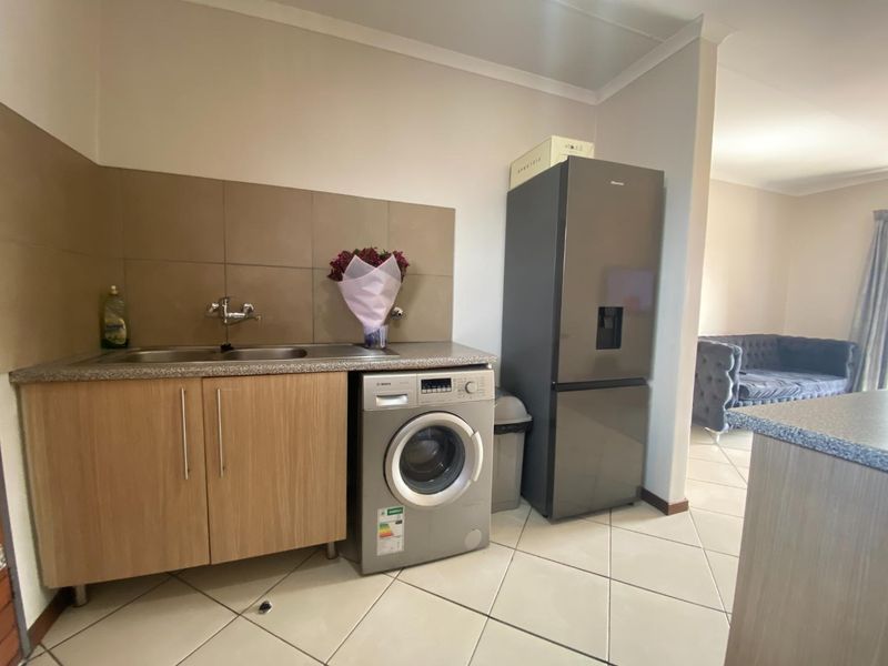 Charming 2-Bedroom Apartment in a Secure Complex - Photo 7