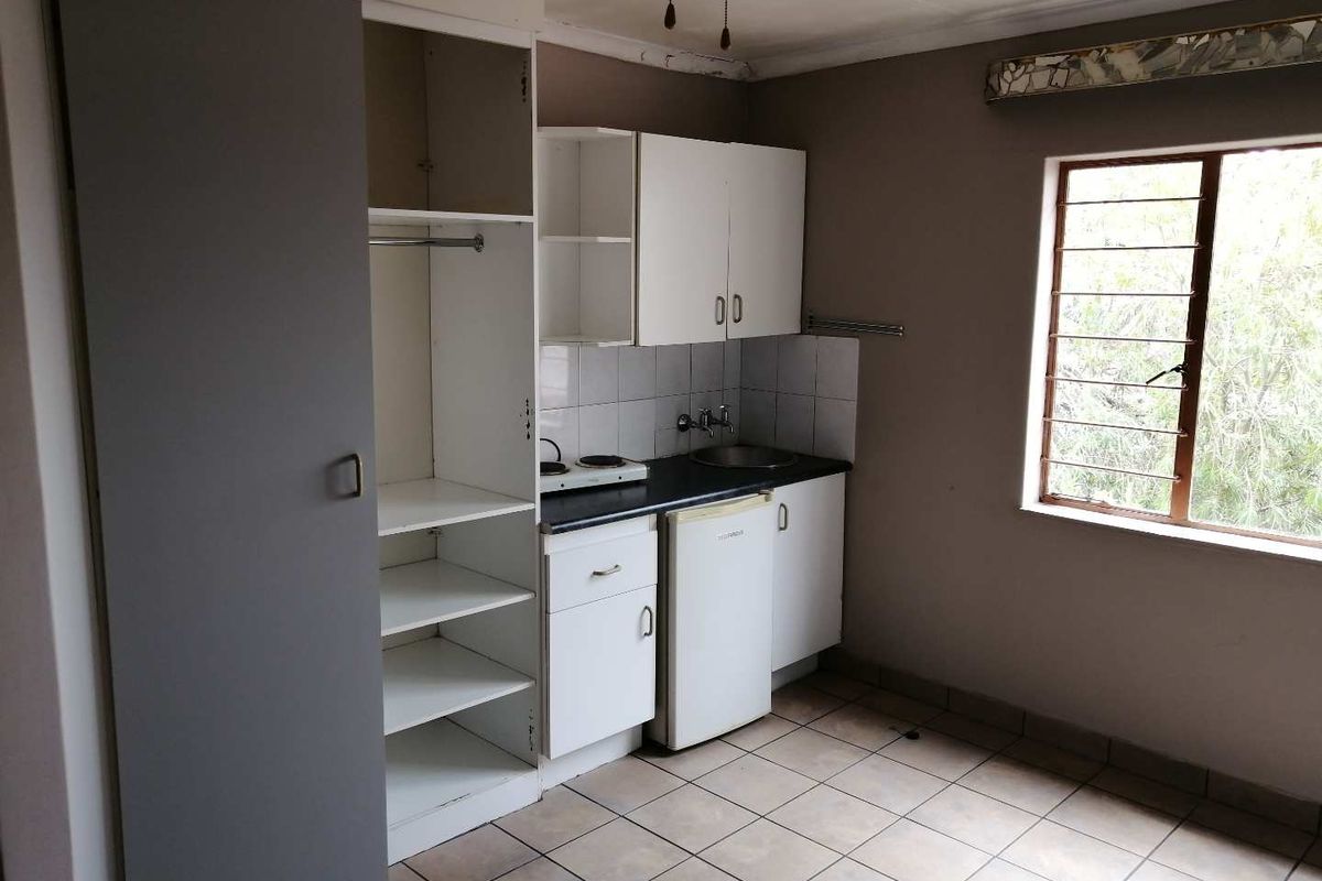 BACHELOR APARTMENT - Photo 5