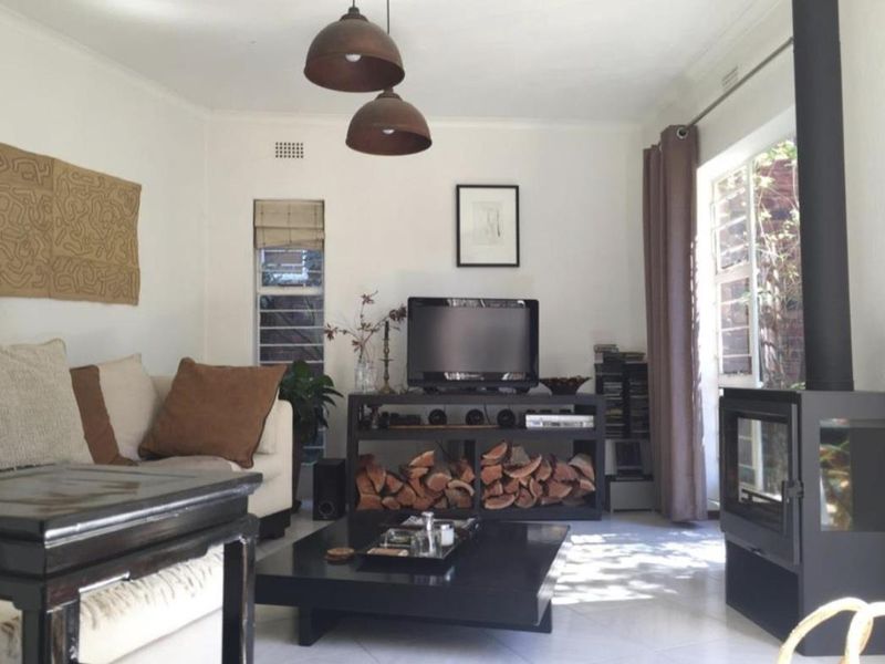 A BEAUTIFUL THREE BEDROOM TOWNHOUSE - Photo 4