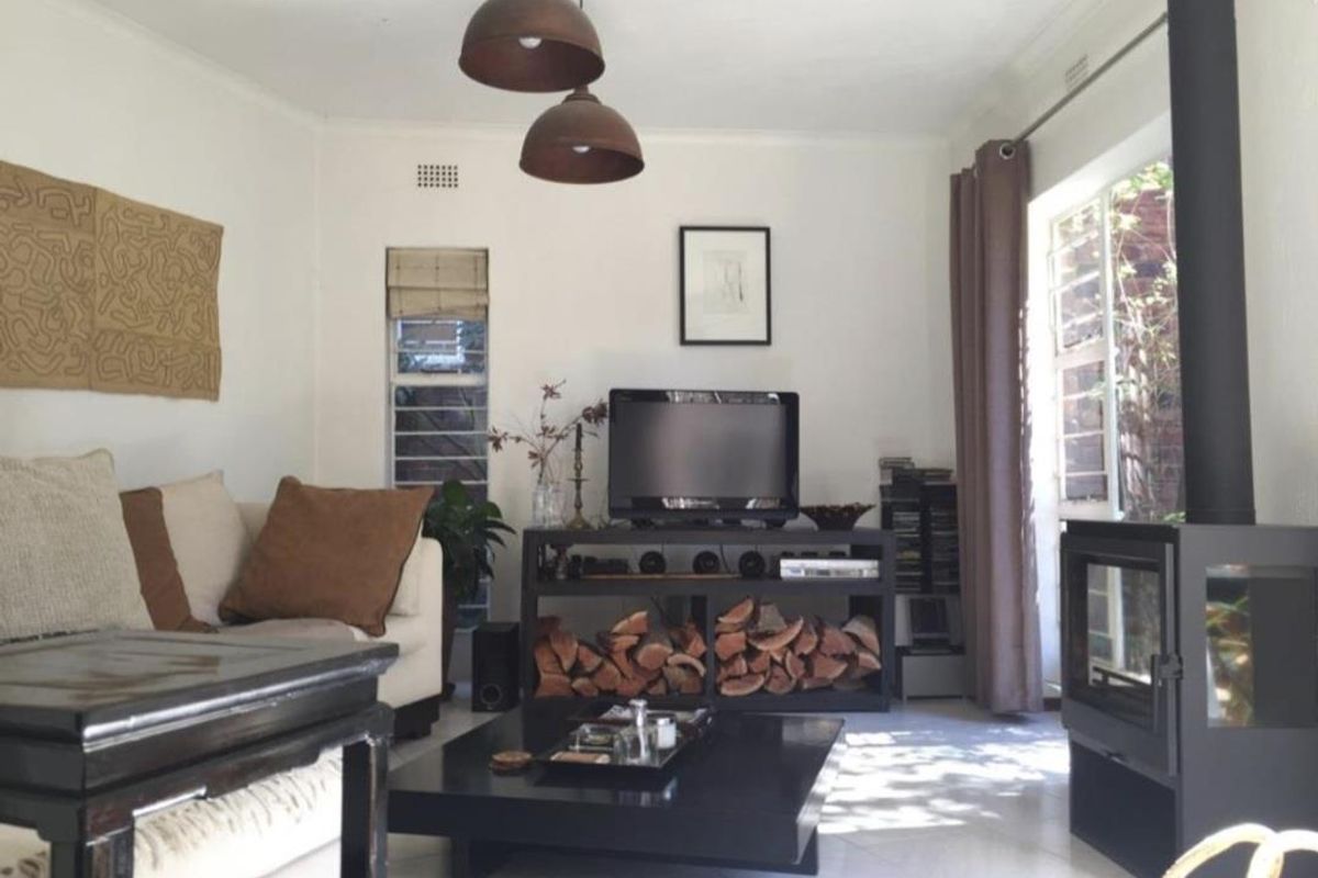 A BEAUTIFUL THREE BEDROOM TOWNHOUSE - Photo 4