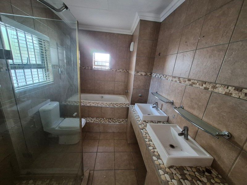 Renovated Family Home with Work-From-Home Potential in Prime Pretoria East Location 🏡 - Photo 4