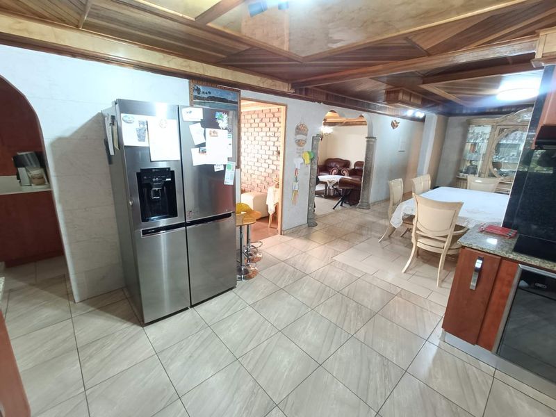BEAUTIFUL FAMILY HOUSE FOR SALE IN THE REEDS!!!! - Photo 7