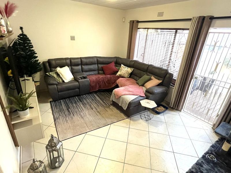 Double Storey Delight! Modern Townhouse + Pet-Friendly!! - Photo 6