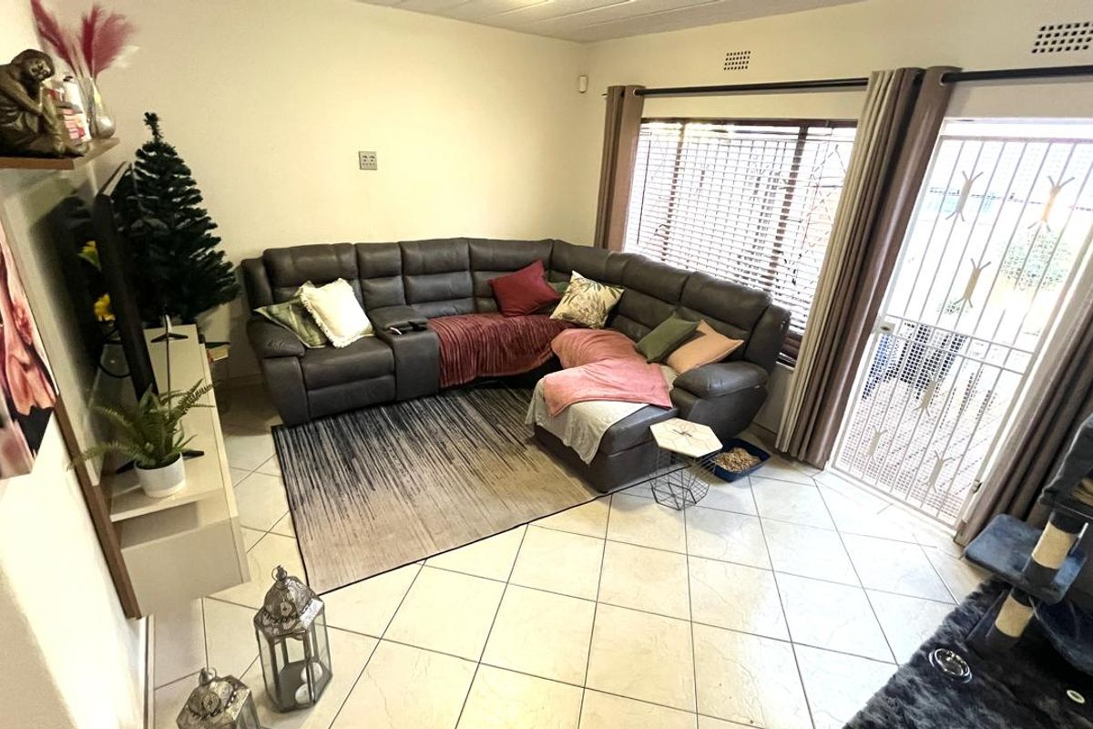 Double Storey Delight! Modern Townhouse + Pet-Friendly!! - Photo 5