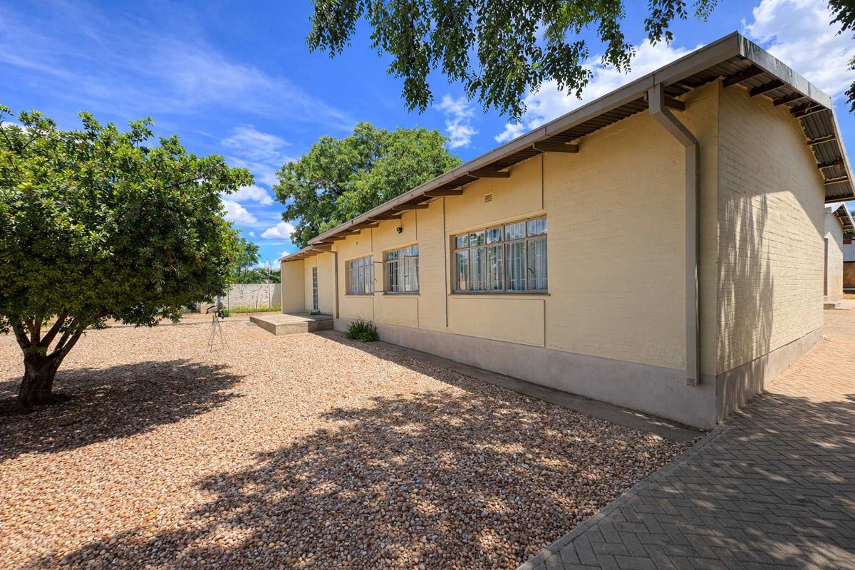 Windhoek North – Spacious 3 Bedroom Home with Flatlet Potential - Photo 3