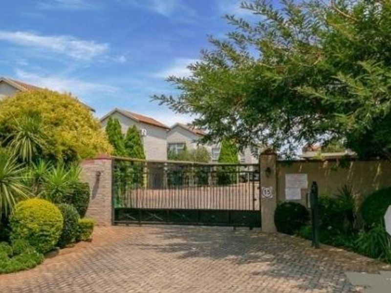 HEUWELSIG SECURITY ESTATE - 3 BED - 2 BATH & A STUDY - Photo 4