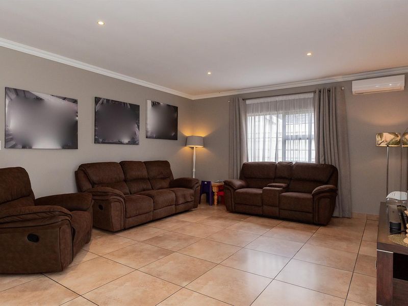 SPACIOUS FAMILY HOME IN ENCLOSURE - Photo 10