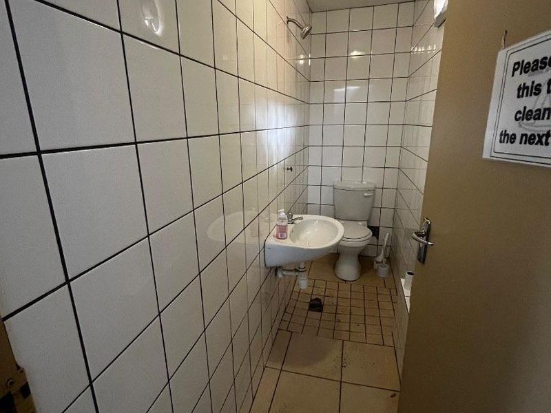 To let warehouse- southern industrial area - Photo 8