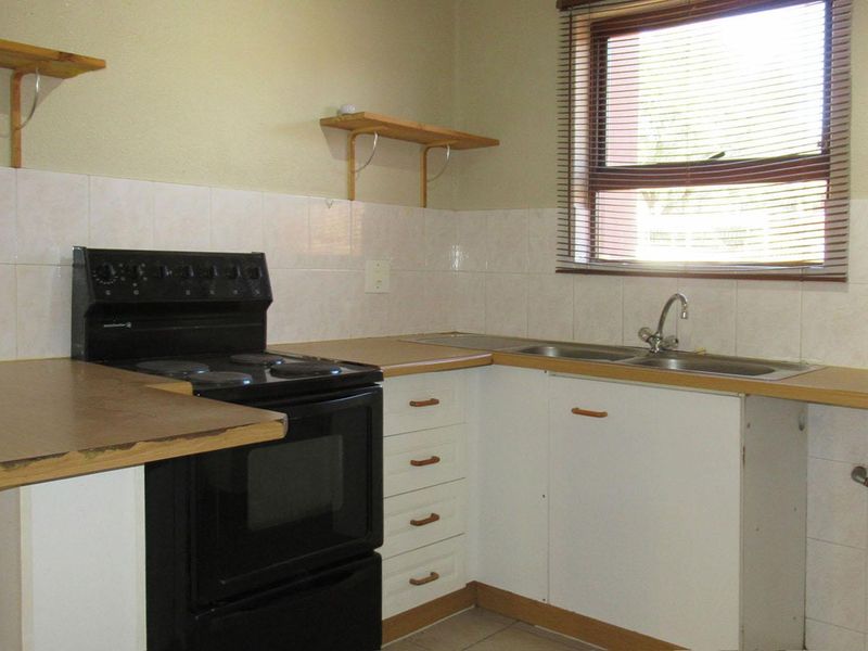 Charming 2‐Bedroom Sectional Title Unit in Vibrant Johannesburg South - Photo 2