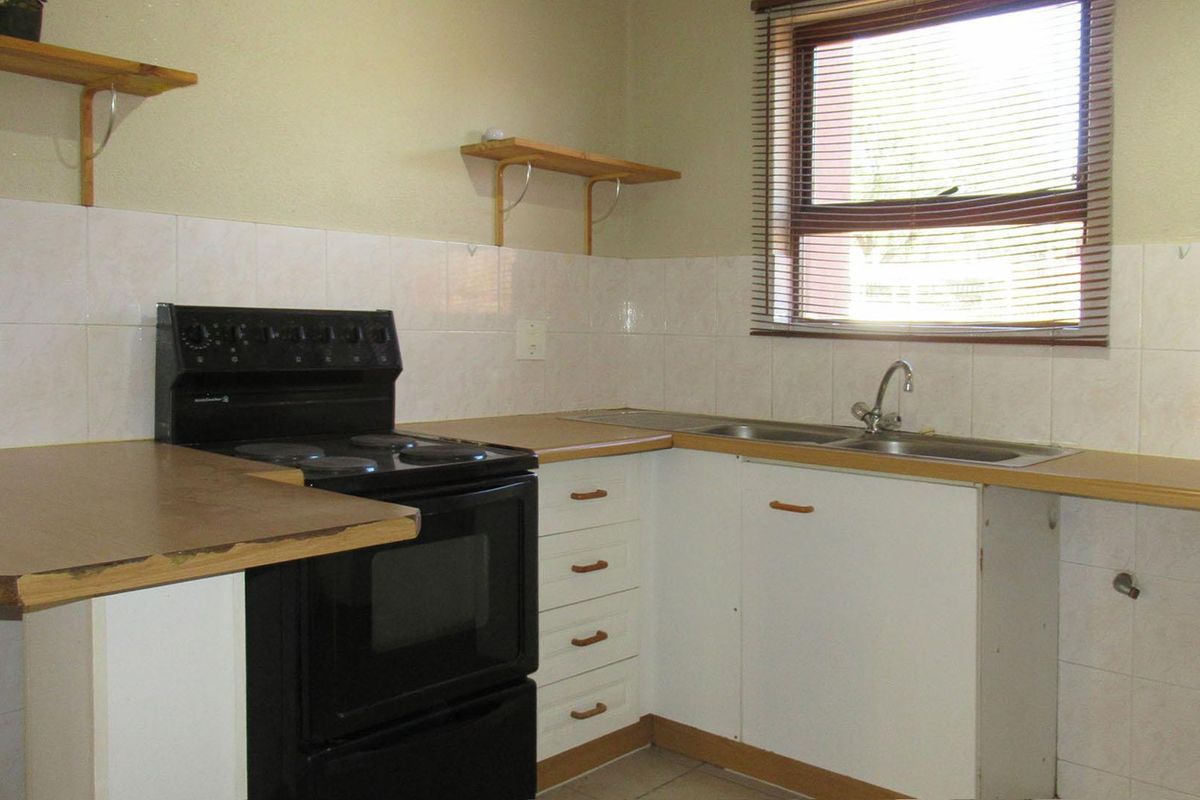 Charming 2‐Bedroom Sectional Title Unit in Vibrant Johannesburg South - Photo 2