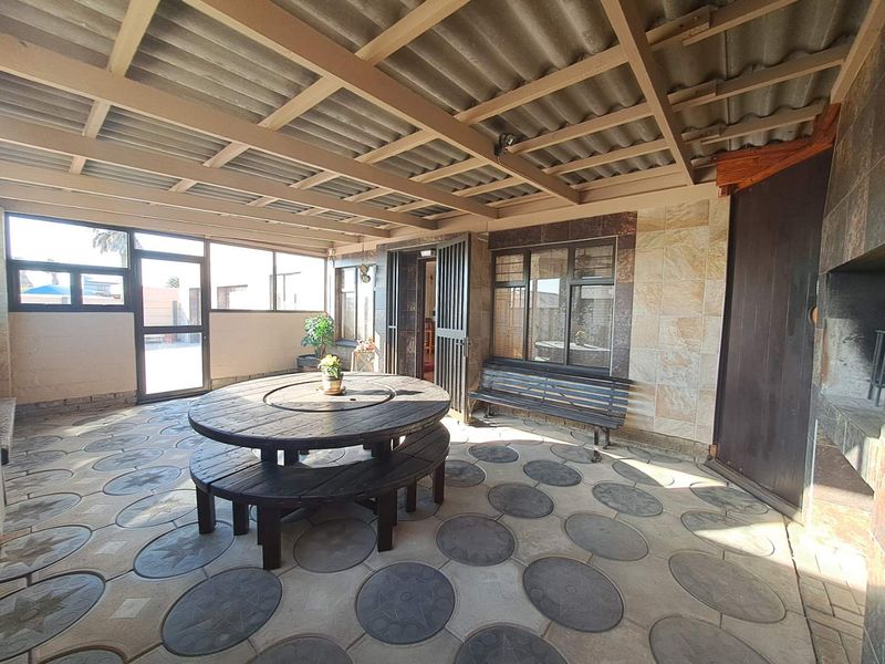 Meersig, Walvis Bay:  4 Bedr Home with 2 Bedr Flat for Sale - Photo 3