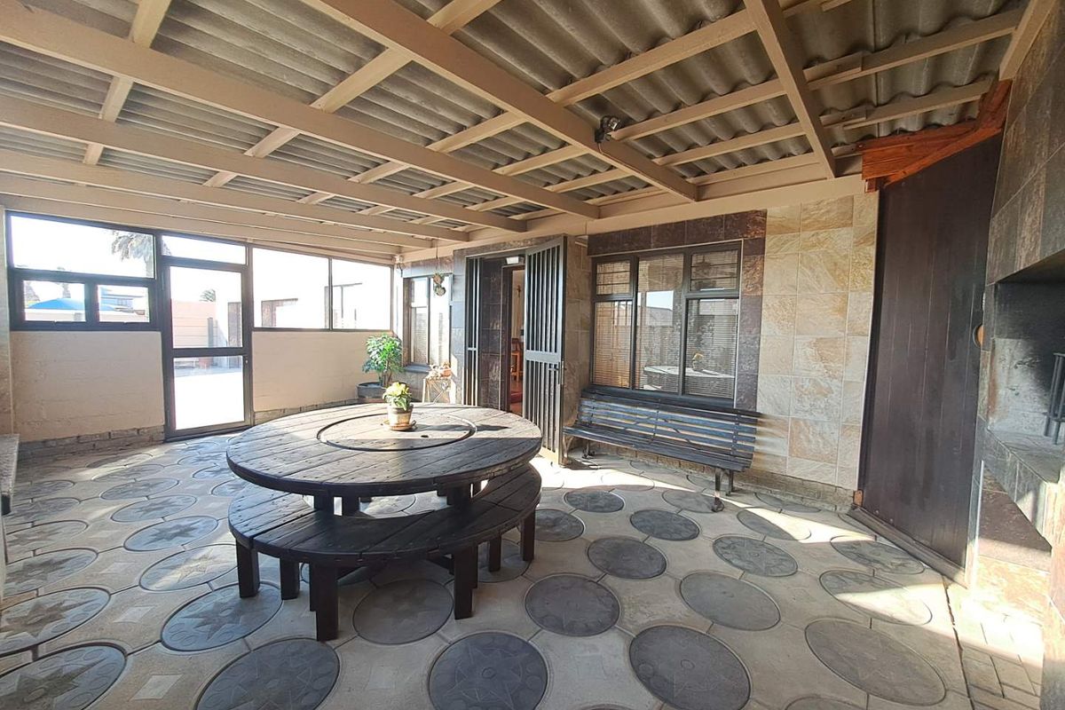 Meersig, Walvis Bay:  4 Bedr Home with 2 Bedr Flat for Sale - Photo 3
