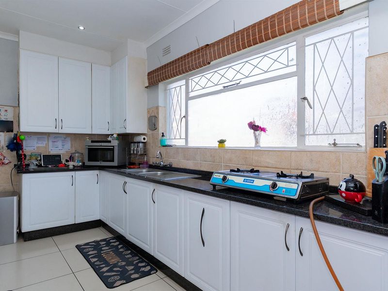 Spacious 3 Bedroom Family Home with Solar Power in Norkem Park - Photo 10