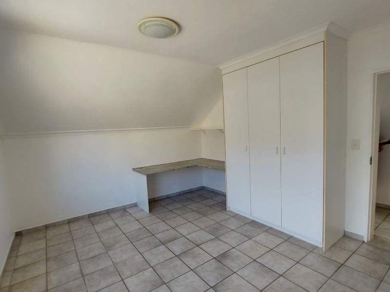 Very Spacious, Neat as a Pin Townhouse in Secure Complex with a Pet Friendly Garden - Photo 9