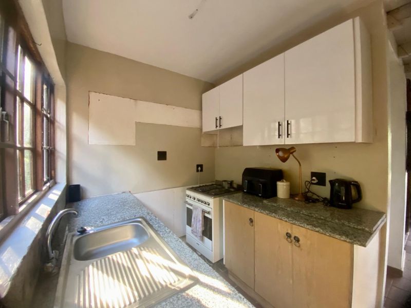 CHARMING THATCH HOME WITH LOFT & PET-FRIENDLY GARDEN! - Photo 4