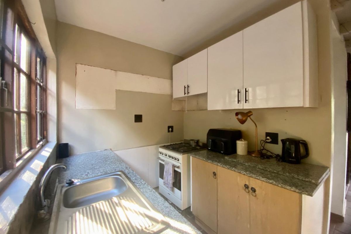 CHARMING THATCH HOME WITH LOFT & PET-FRIENDLY GARDEN! - Photo 4