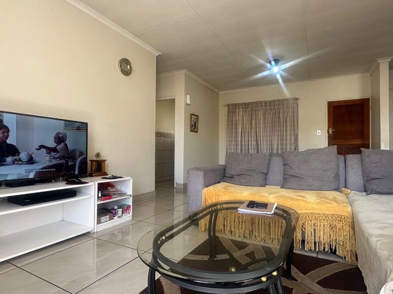 Sole mandate. Discover this exceptional first-floor apartment, ideally situated near premier shopping centers and top-rated schools. - Photo 2