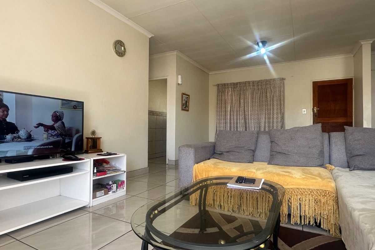 Sole mandate. Discover this exceptional first-floor apartment, ideally situated near premier shopping centers and top-rated schools. - Photo 2