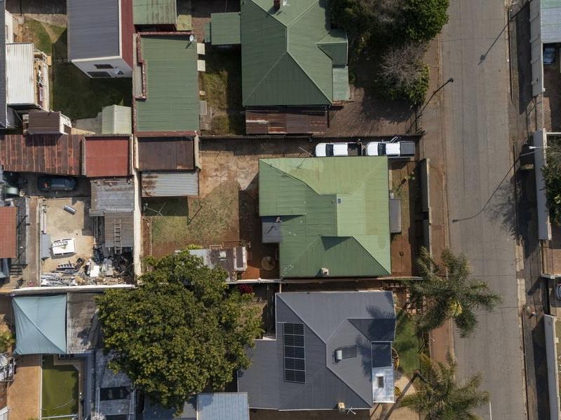 CHARMING 3-BEDROOM HOME IN KENSINGTON - Photo 3