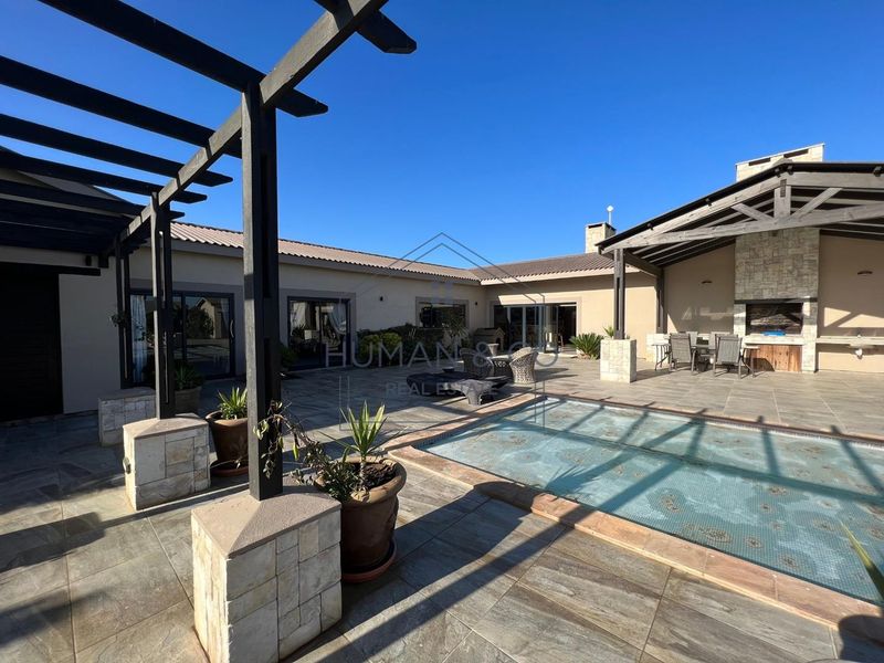 LUXURIOUS PROPERTY WITH EXQUISITE FINISHES - Photo 4