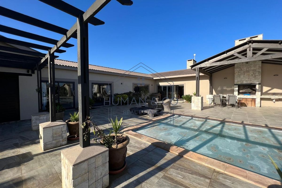 LUXURIOUS PROPERTY WITH EXQUISITE FINISHES - Photo 4