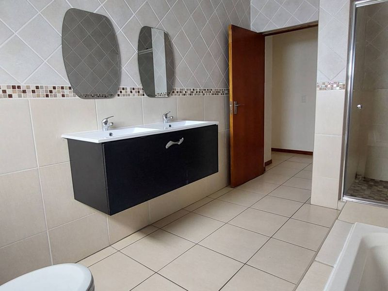 Spacious home in exclusive complex - Photo 9