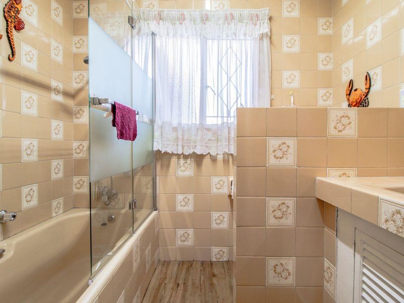 Charming Family Oasis with Pool & Patio in Farrarmere! - Photo 10