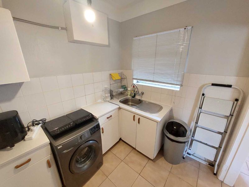 Unfurnished One-Bedroom Apartment To Let in Camps Bay! - Photo 3