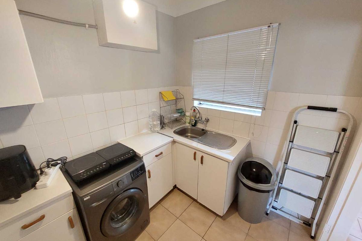 Unfurnished One-Bedroom Apartment To Let in Camps Bay! - Photo 3